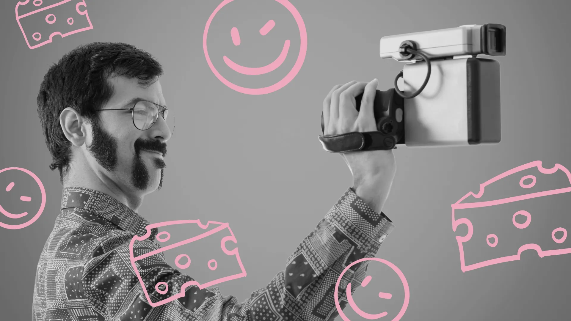 Ein Bild zeigt einen Mann mit Bart und Brille, der eine Videokamera in der Hand hält.
