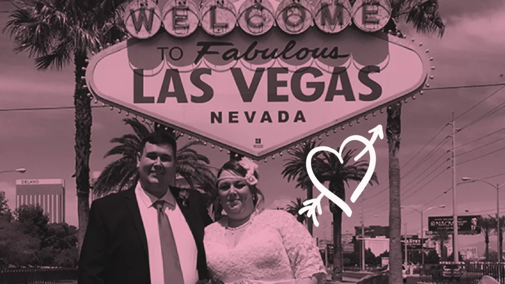 Ein Bild zeigt ein Brautpaar vor dem Las Vegas Schild.