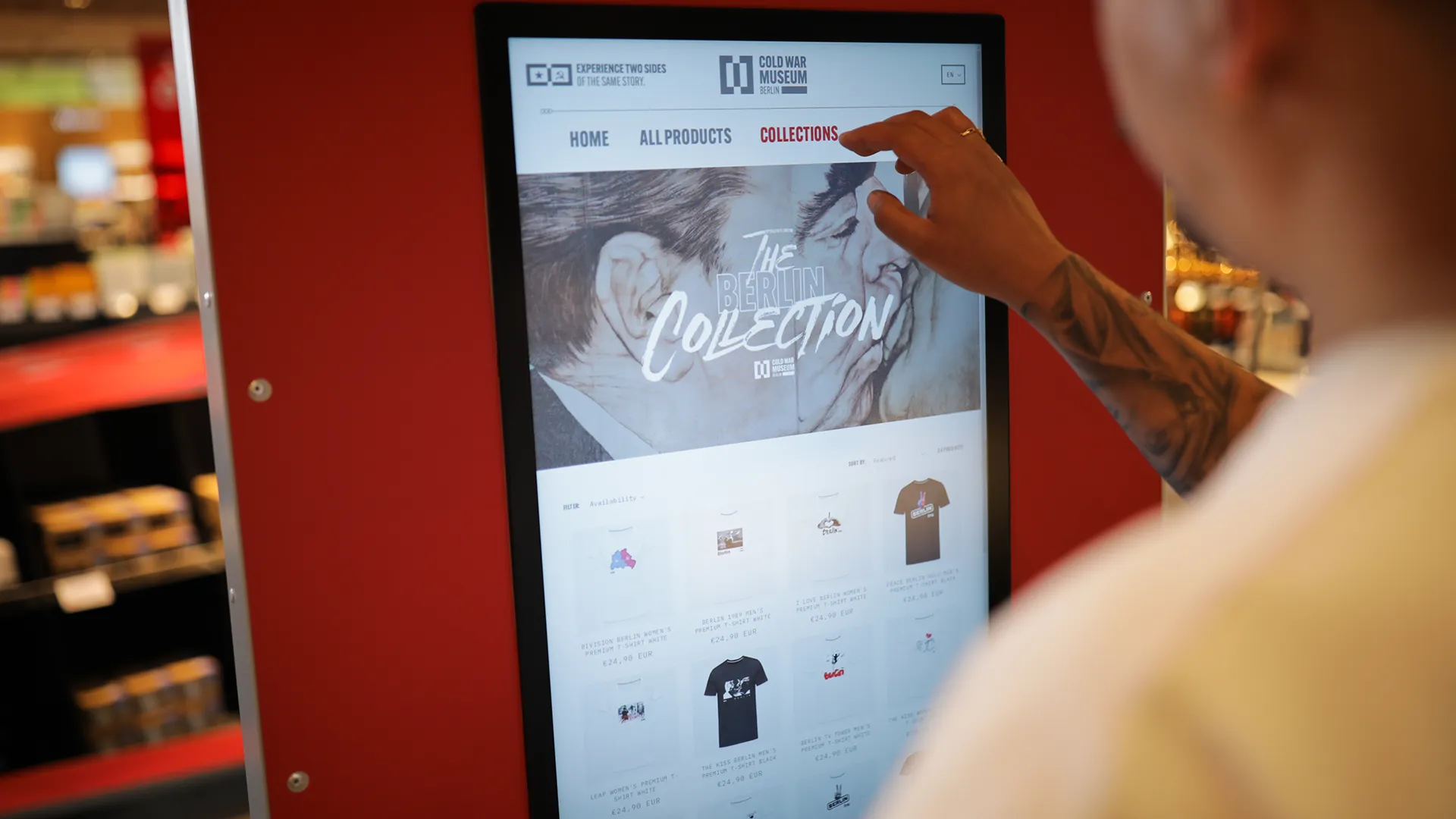 Ein Bild zeigt den Bestellmonitor von Spreadshirt am Flughafen Berlin Brandenburg in Berlin.