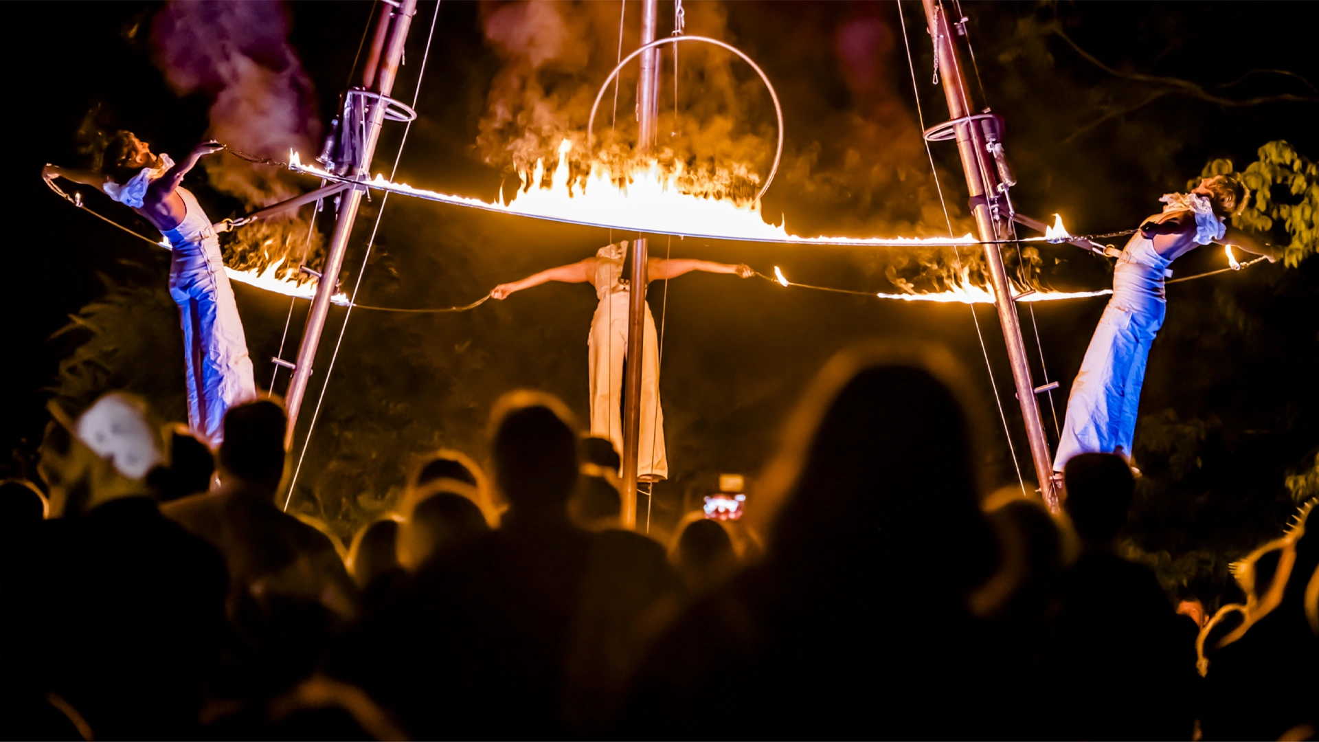 A picture shows acrobats at the Botanical Garden Night in Berlin.