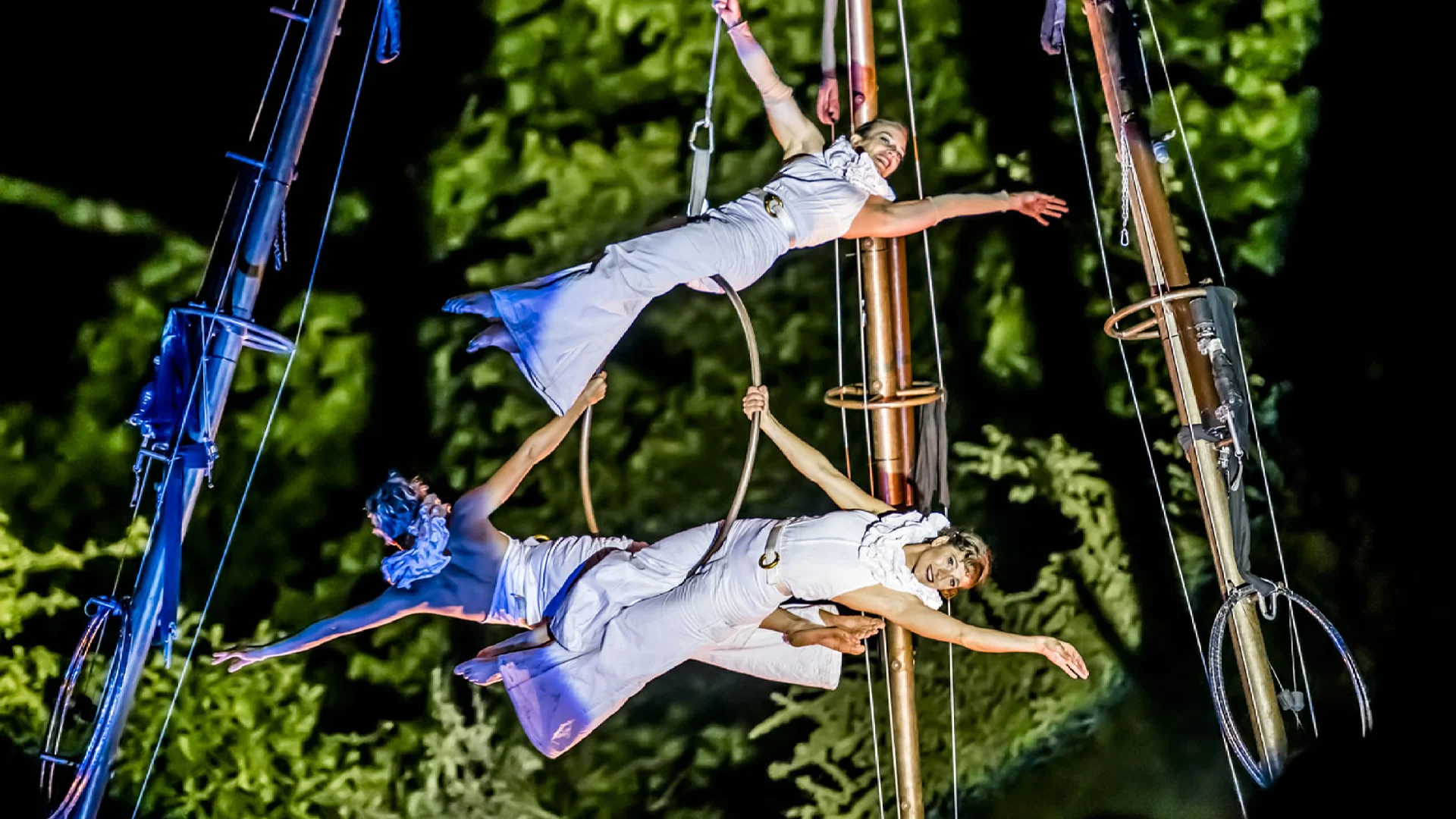 Ein Bild zeigt Akrobaten bei der Botanischen Nacht im Botanischen Garten in Berlin.