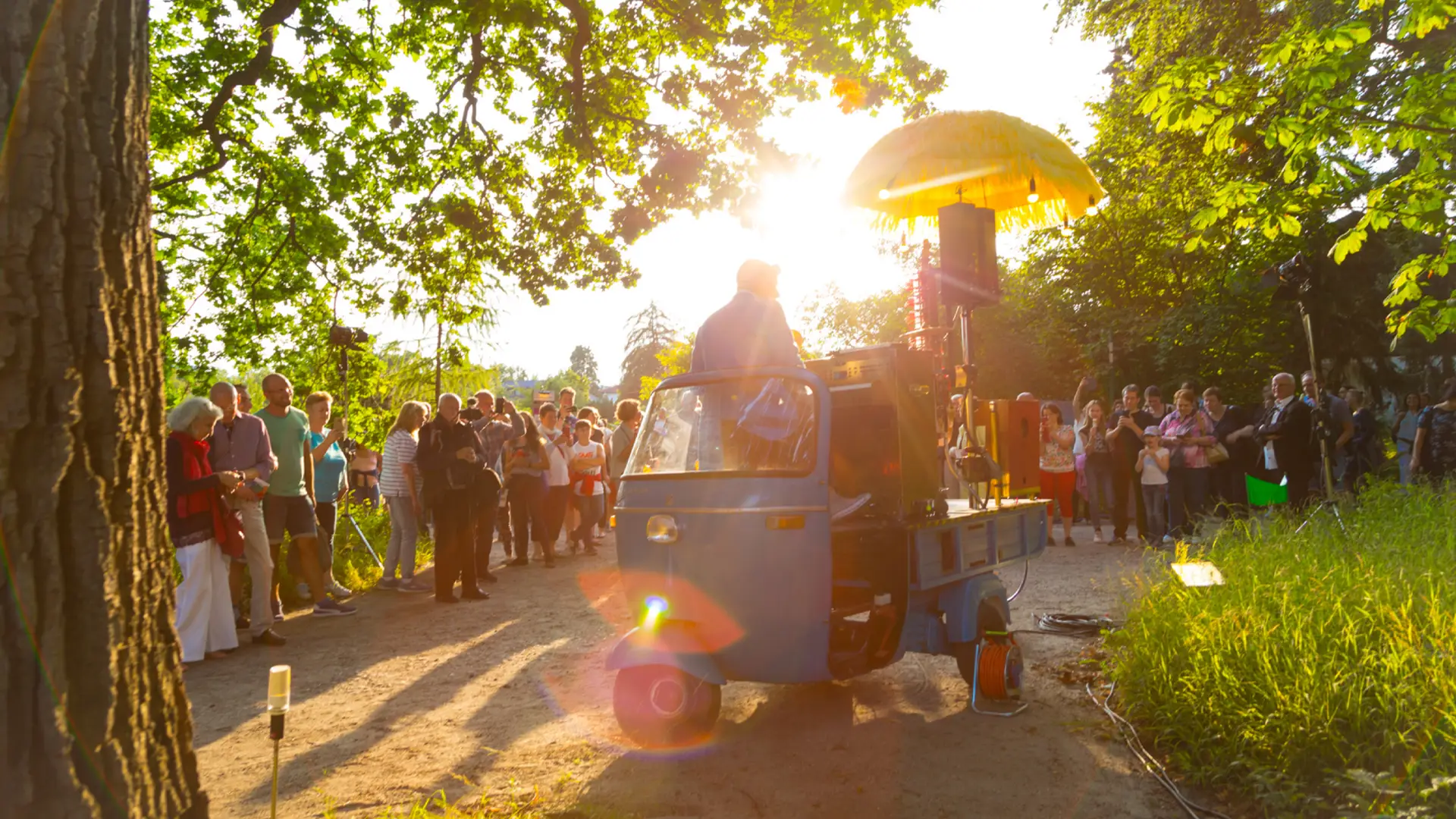 A picture shows an artist at the Botanical Night in the Botanical Garden in Berlin.