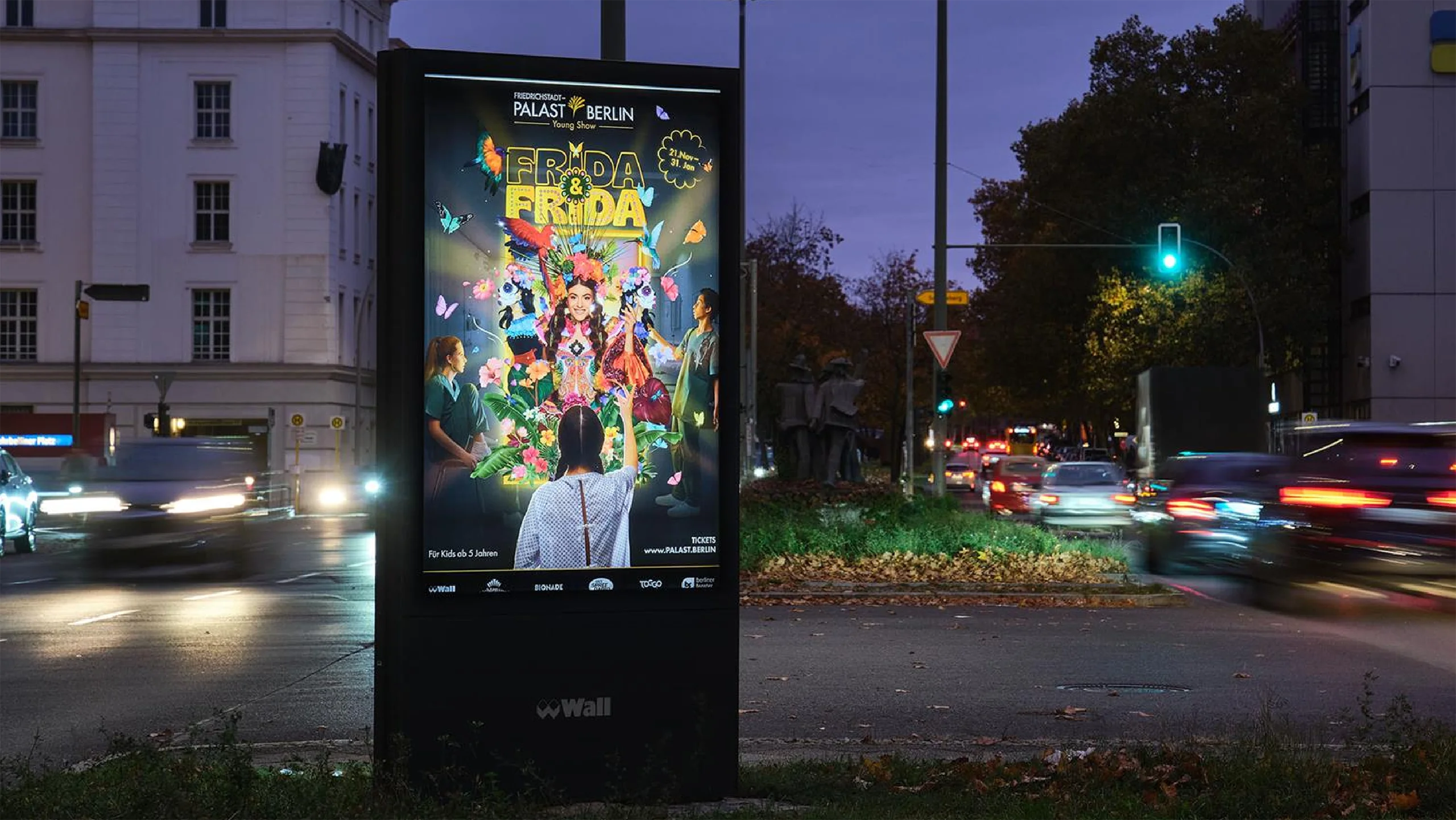 Young Show - Frida & Frida - Werbeanzeige Mockup Straße