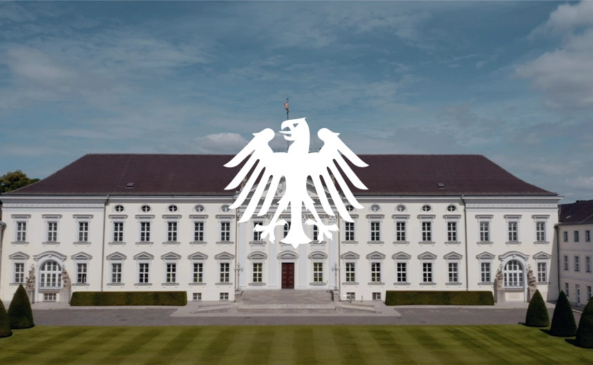 Ein Bild zeigt das SChloss bellevue mit dem weißen Bundesadler davor.