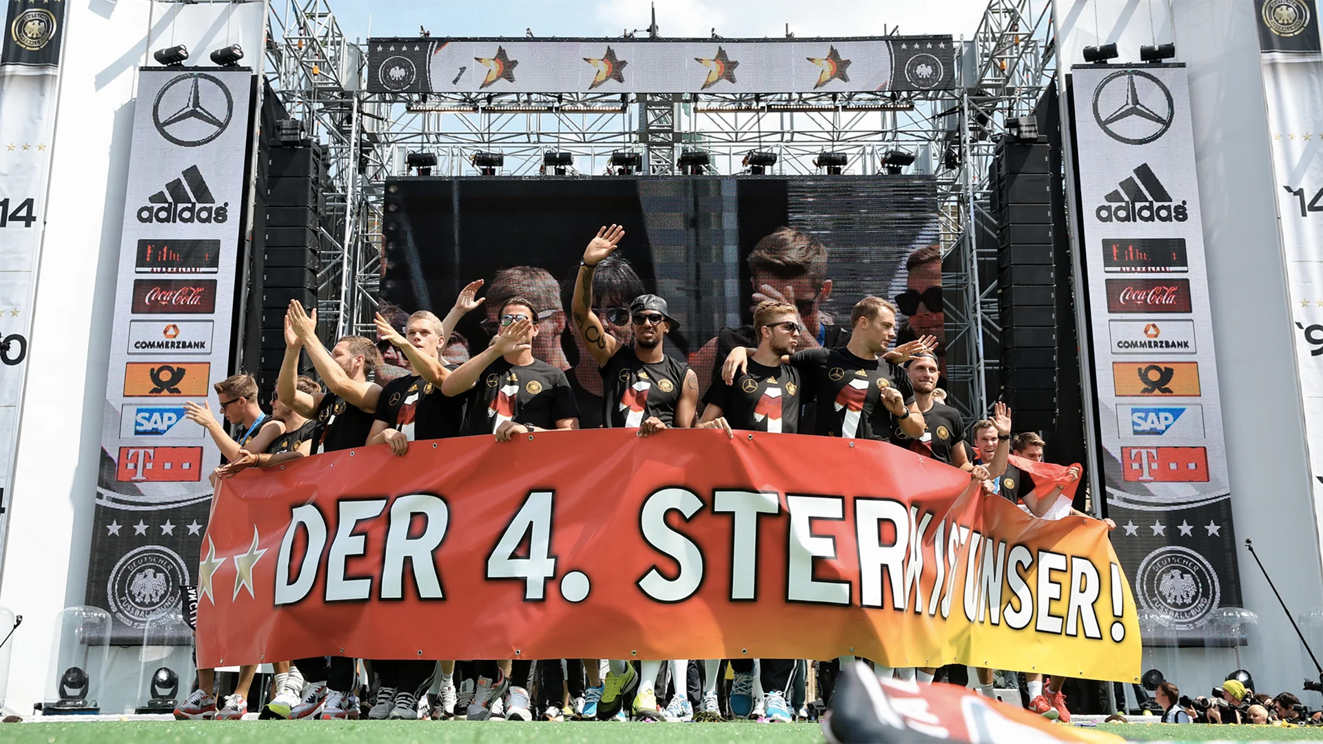 Ein Bild zeigt die deutsche Nationalmannschaft am feiern bei 