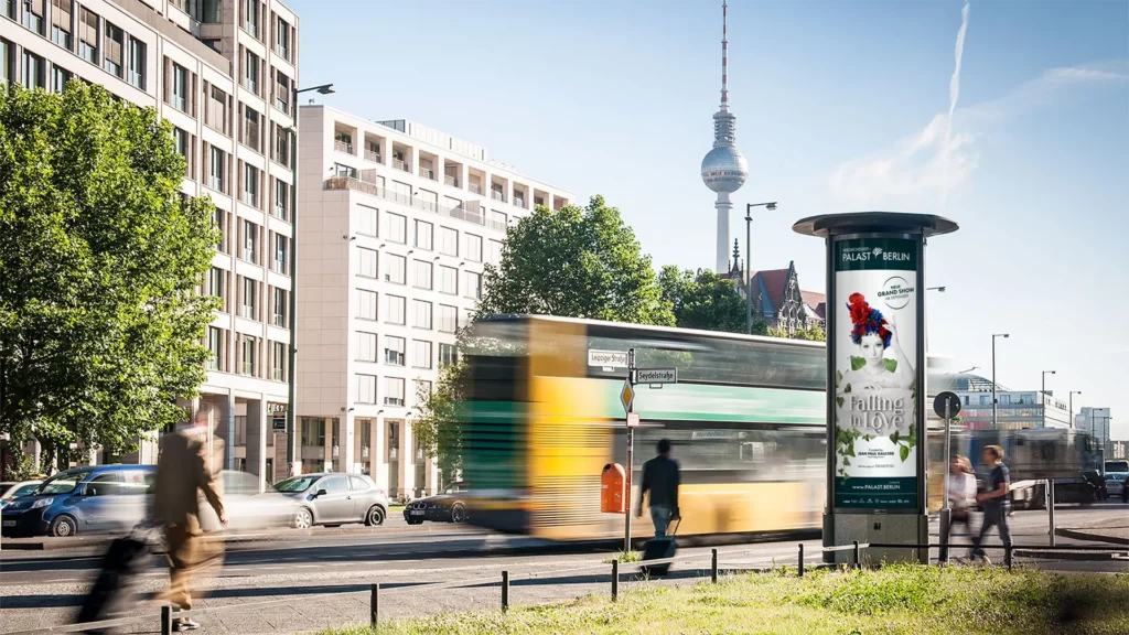 Ein Bild zeigt das Motiv Poster der Grand Show "Falling in Love" des Friedrichstadtpalast Berlin an einer Werbesäule.