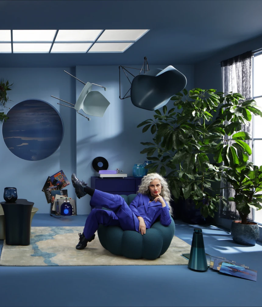 Das Foto zeigt das Kampagnenmotiv des Living Berlins. Frau in blauem Traum-Zimmer.