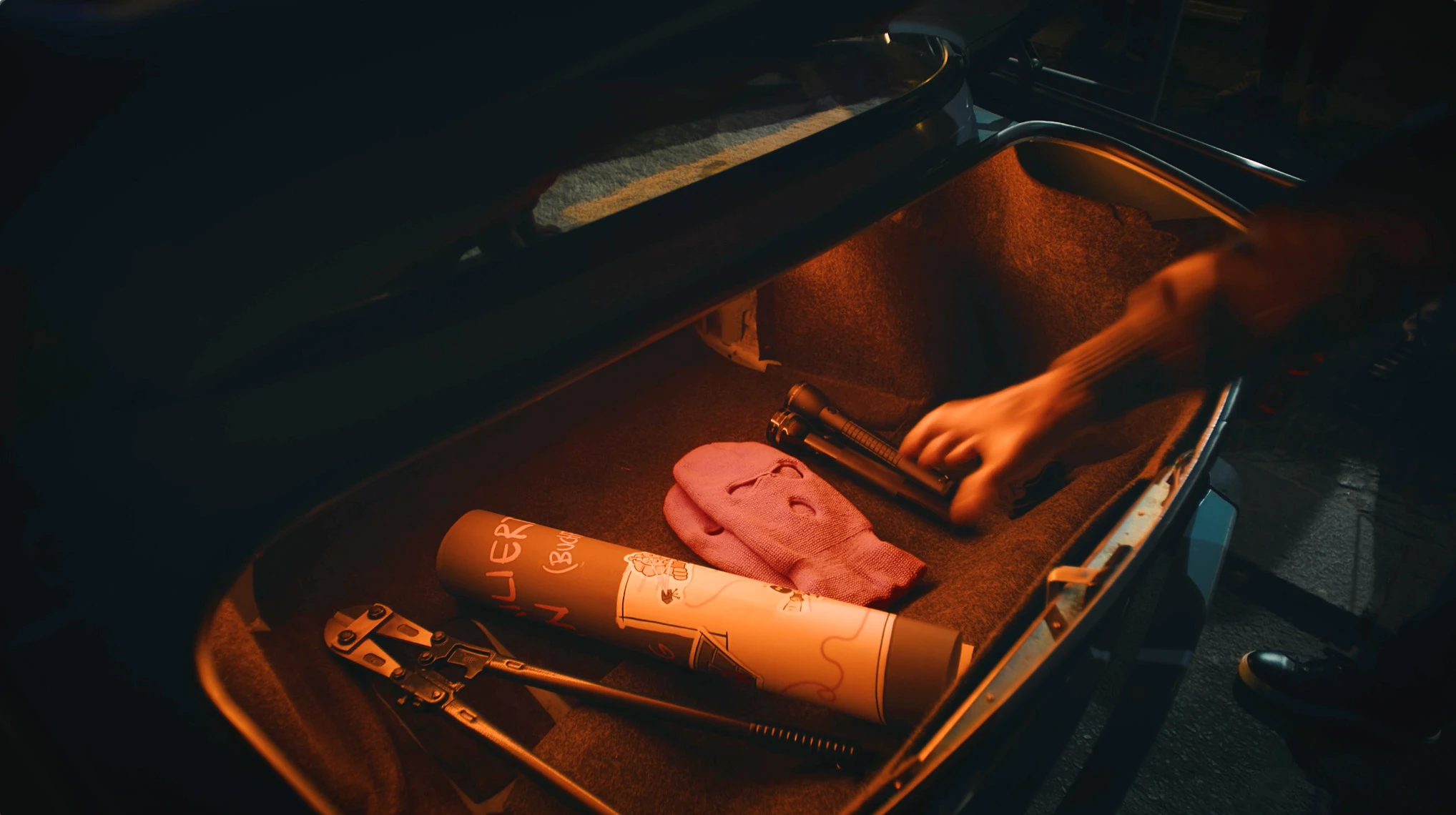 Ein Bild zeigt einen Kofferraum mit Utensilien für das Shooting für das Buch 