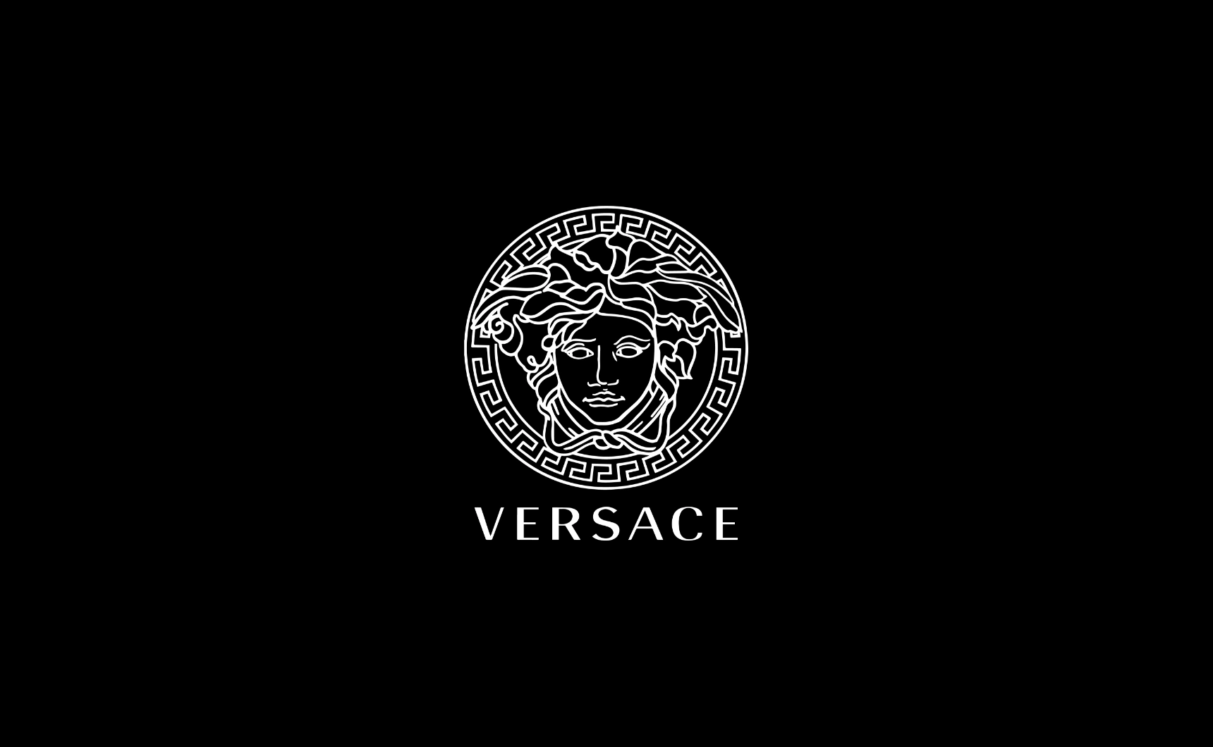 Ein Bild zeigt das Logo von Versace beim Launchs der neuen Versace Menswear 2017.