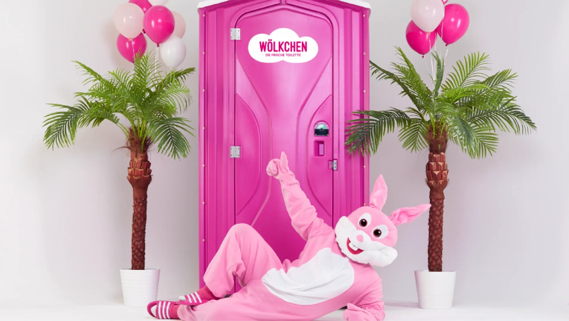 Ein Bild zeigt ein rosa Hasenkostüm vor der Wölkchen frische Toilette.